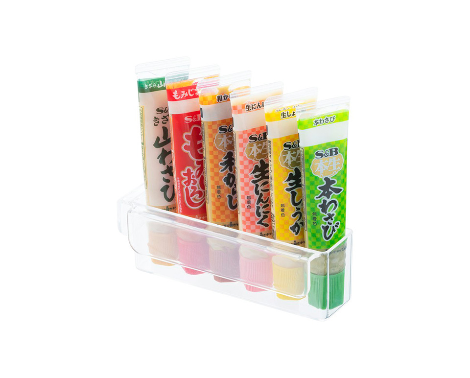 チューブケースに整って並んでいる食品チューブ